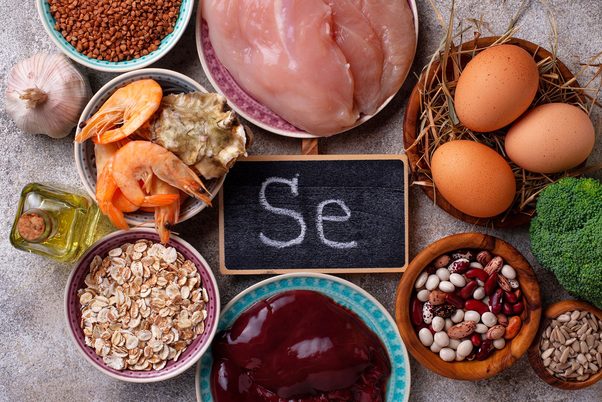 Aunque el selenio alimentario se asocia a beneficios, los ensayos con complementos no evidenciaron menos cáncer ni enfermedad cardiovascular en personas sin patologías previas