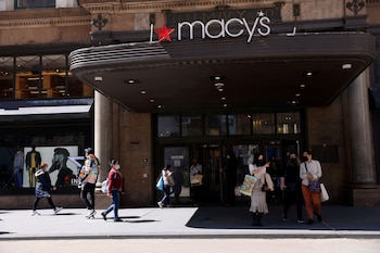 FOTO DE ARCHIVO: Los compradores