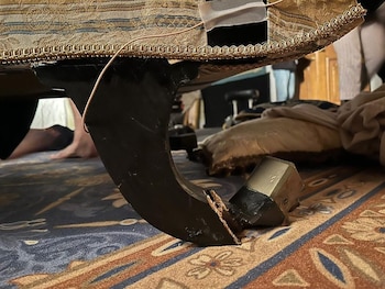 El mueble roto mientras grababan