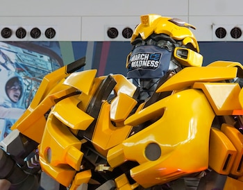 Una escultura del robot Bumblebee