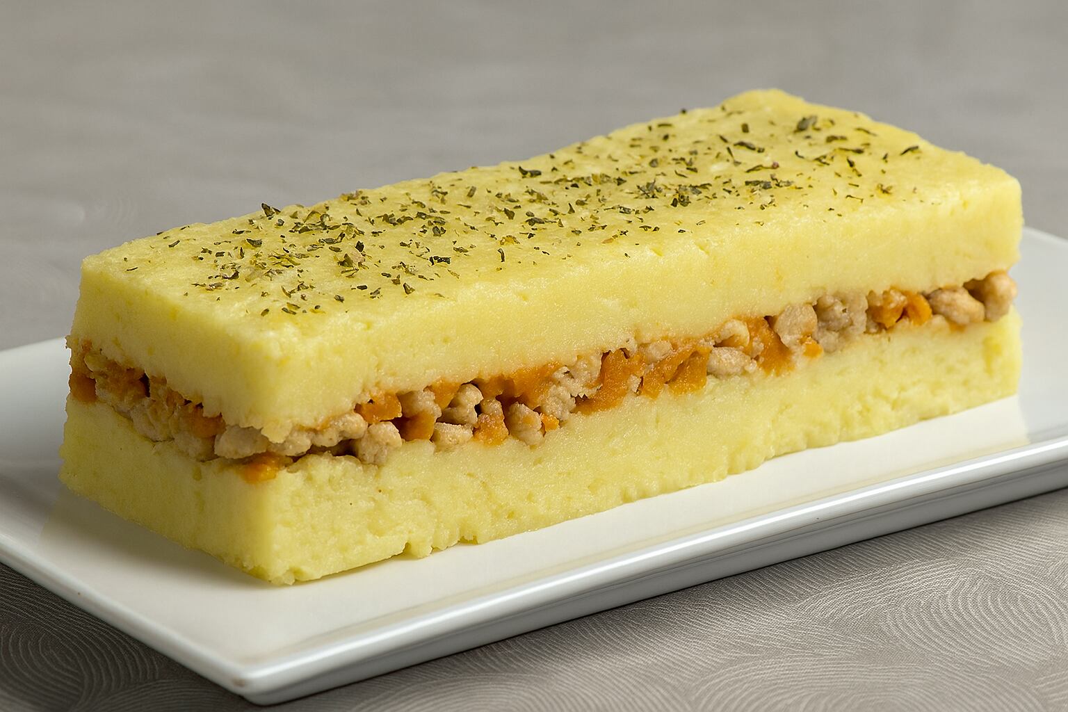 El pastel de pollo y zanahoria es una opción práctica y reconfortante para reutilizar ingredientes en el hogar (Imagen Ilustrativa Infobae)