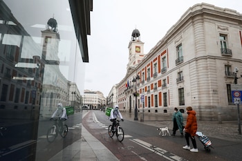 Españoles usando barbijos en la