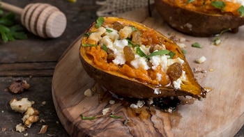 Boniato relleno de queso cottage, pasas y anacardos: una receta dulce con la que puedes sorprender a tus invitados este otoño