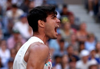 Alcaraz celebra un punto contra