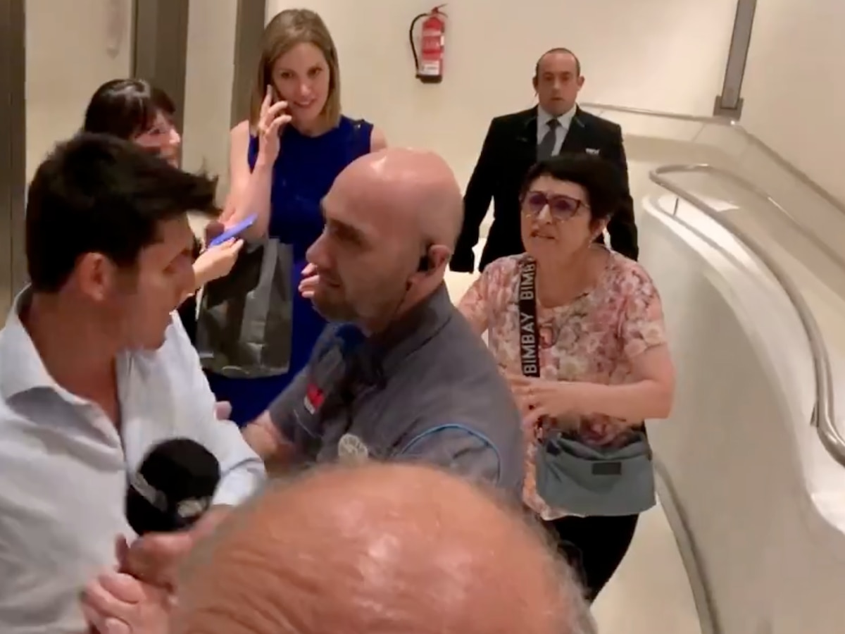 Escándalo en Madrid: un periodista es expulsado a empujones de un acto por un vigilante de seguridad - Infobae
