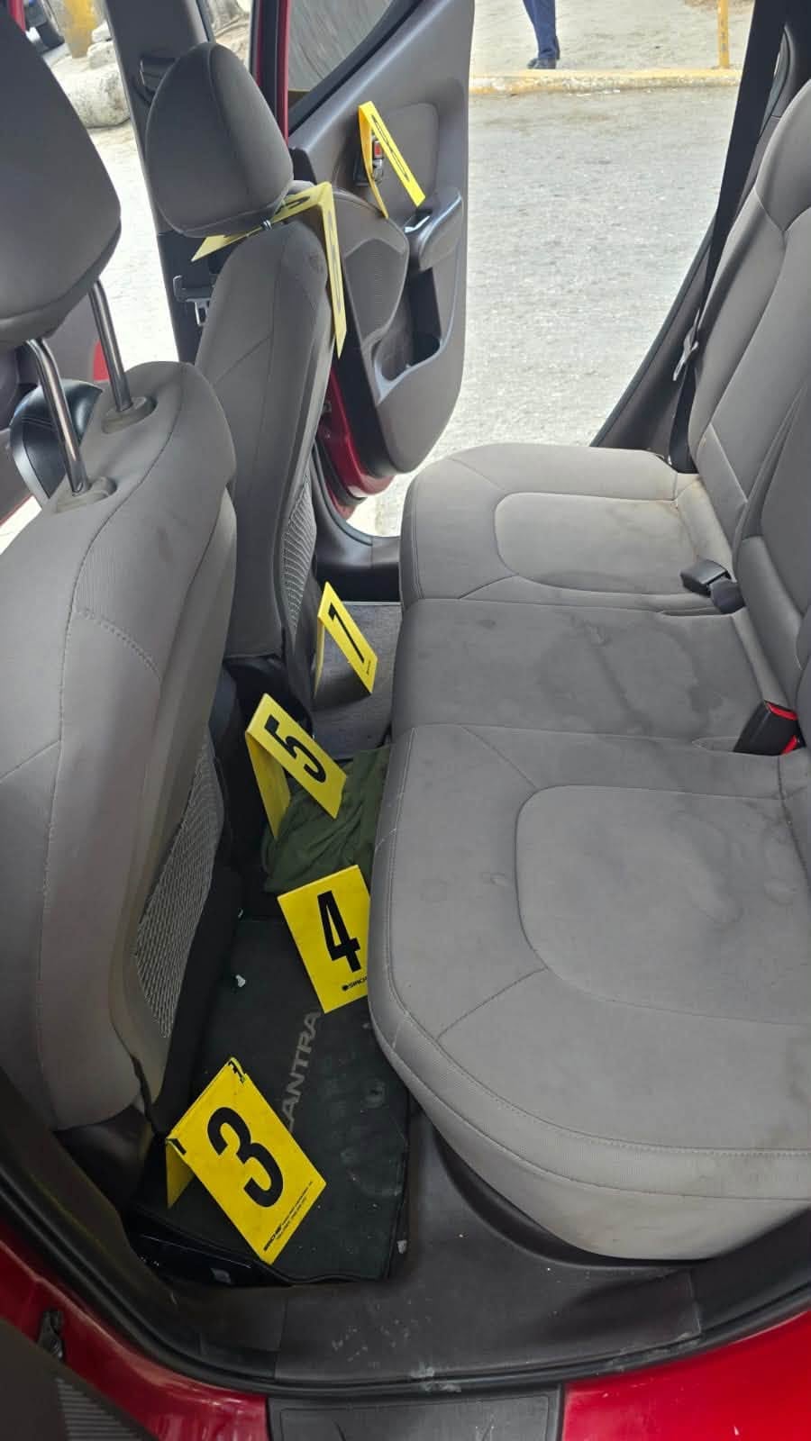 Durante el operativo en Los Cerritos, las autoridades revisaron más de 100 vehículos y localizaron dos automóviles robados con placas cambiadas. (PNC de Guatemala)