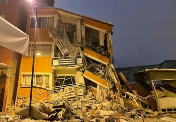 Un edificio derrumbado después de