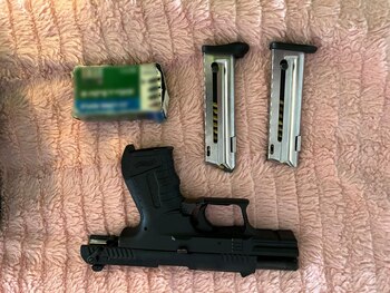 Dos armas de fuego de