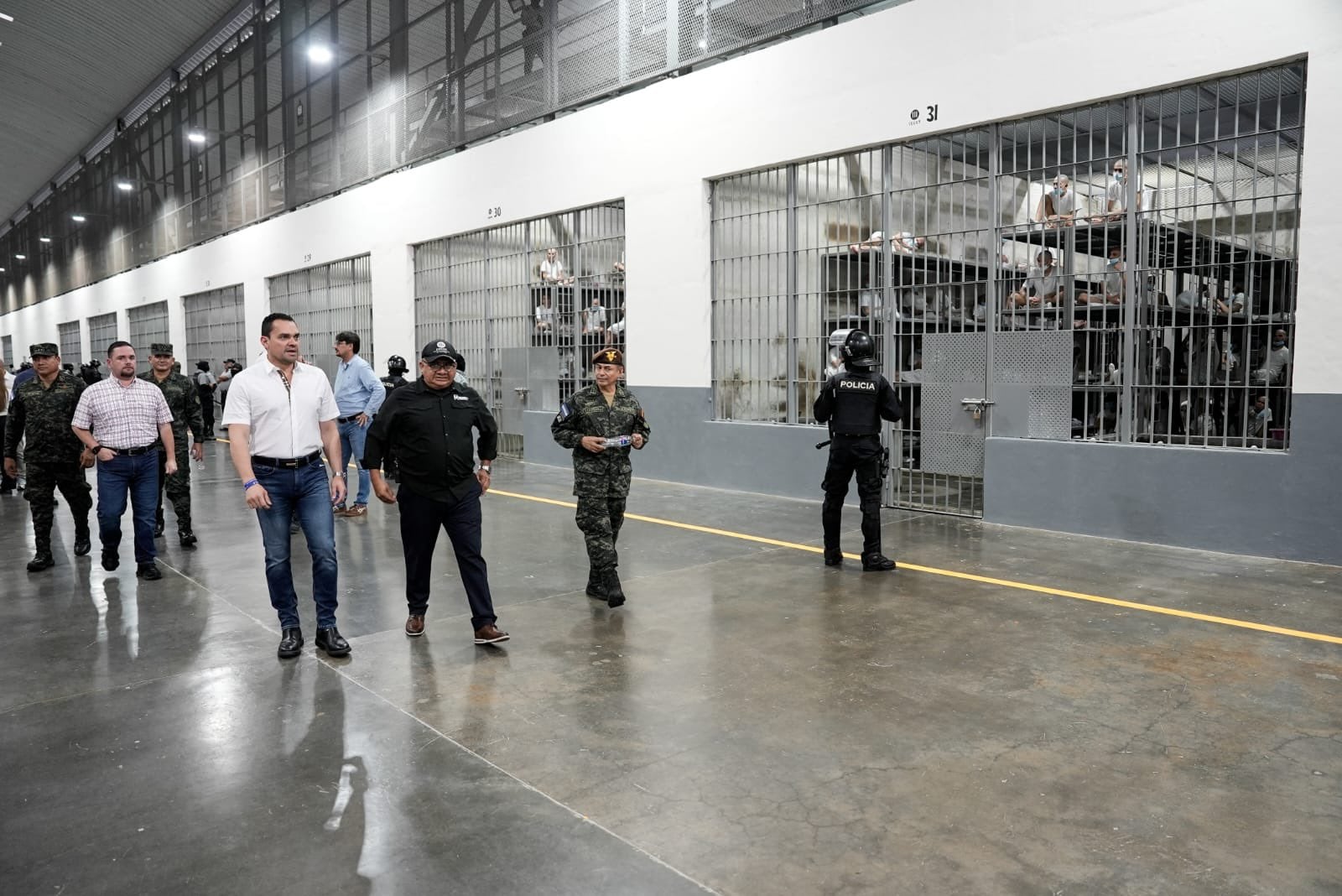Una comitiva de parlamentarios viajó al vecino territorio centroamericano con el objetivo de evaluar la infraestructura penal de máxima contención, buscando solucionar el colapso actual de sus propios recintos penitenciarios nacionales. (Imagen retomada de las redes de Tomás Zambrano)