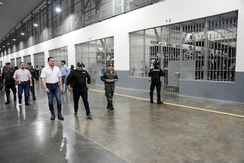 Una comitiva de parlamentarios viajó al vecino territorio centroamericano con el objetivo de evaluar la infraestructura penal de máxima contención, buscando solucionar el colapso actual de sus propios recintos penitenciarios nacionales. (Imagen retomada de las redes de Tomás Zambrano)