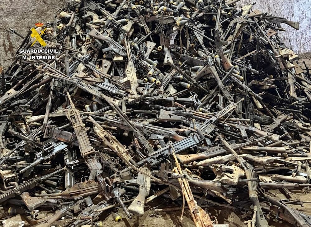 La Guardia Civil destruye 33 toneladas de armas que una familia encontró en dos naves industriales de Badajoz