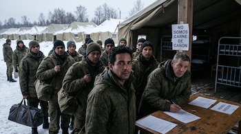 Hombres vestidos con chaquetas militares forman una fila en la nieve ante una mesa de registro y carpas junto a un cartel impreso.