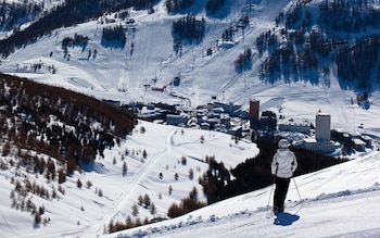 Una persona en esquís observa