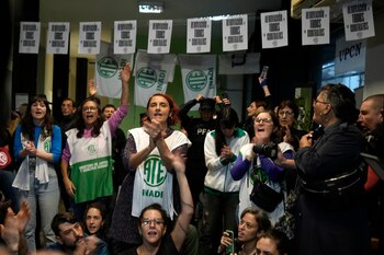 Trabajadores estatales, algunos de ellos despedidos, protestan contra el despido de empleados estatales dentro del Instituto Nacional contra la Discriminación, la Xenofobia y el Racismo en Buenos Aires, Argentina, el miércoles 3 de abril de 2024. (AP Foto/Natacha Pisarenko)