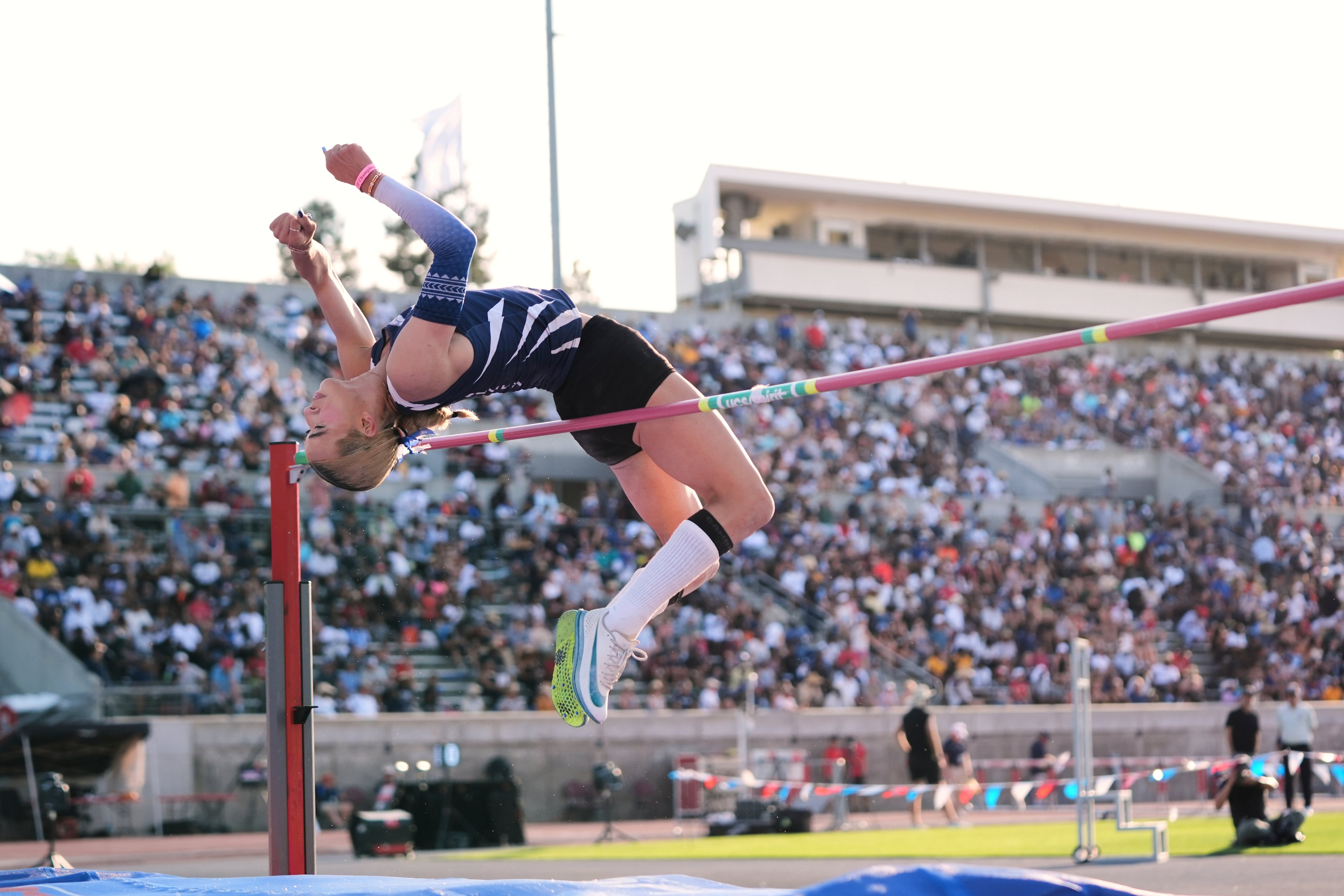 AB Hernández, atleta transgénero, compite en el salto de altura en los campeonatos de atletismo de California en Clovis, el sábado 31 de mayo de 2025 (AP Foto/Jae C. Hong)