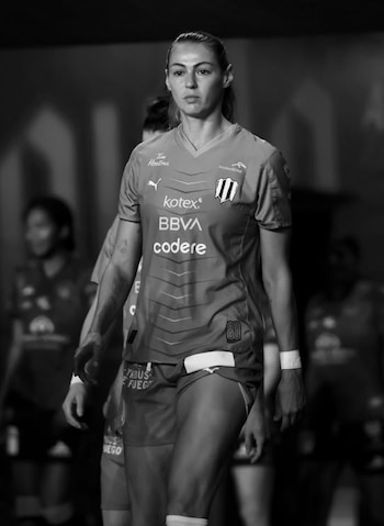 La atacante tendría sobre la mesa una decisión que cambiaría por completo su futuro dentro de la Liga MX Femenil. (Instagram / @cburkyy)