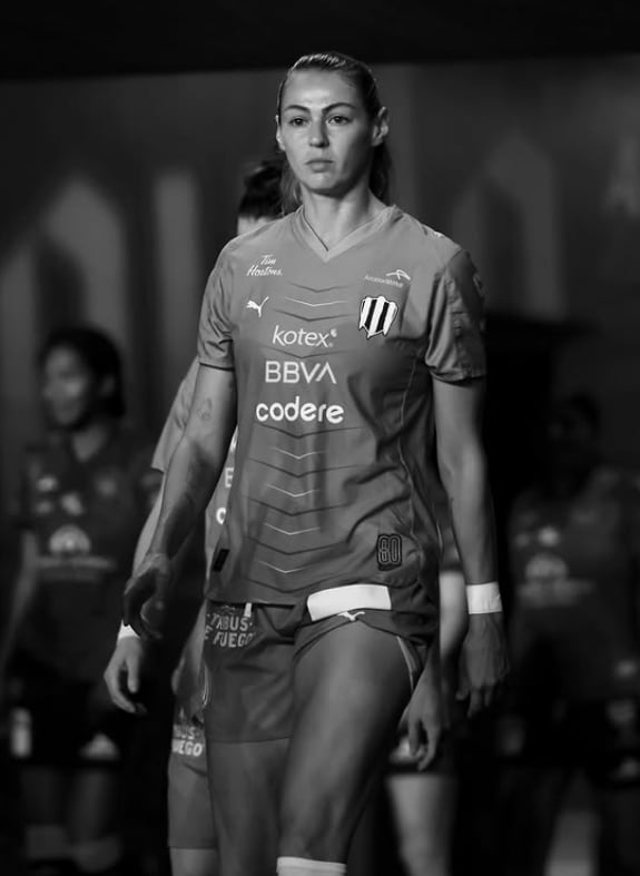 La atacante tendría sobre la mesa una decisión que cambiaría por completo su futuro dentro de la Liga MX Femenil. (Instagram / @cburkyy)