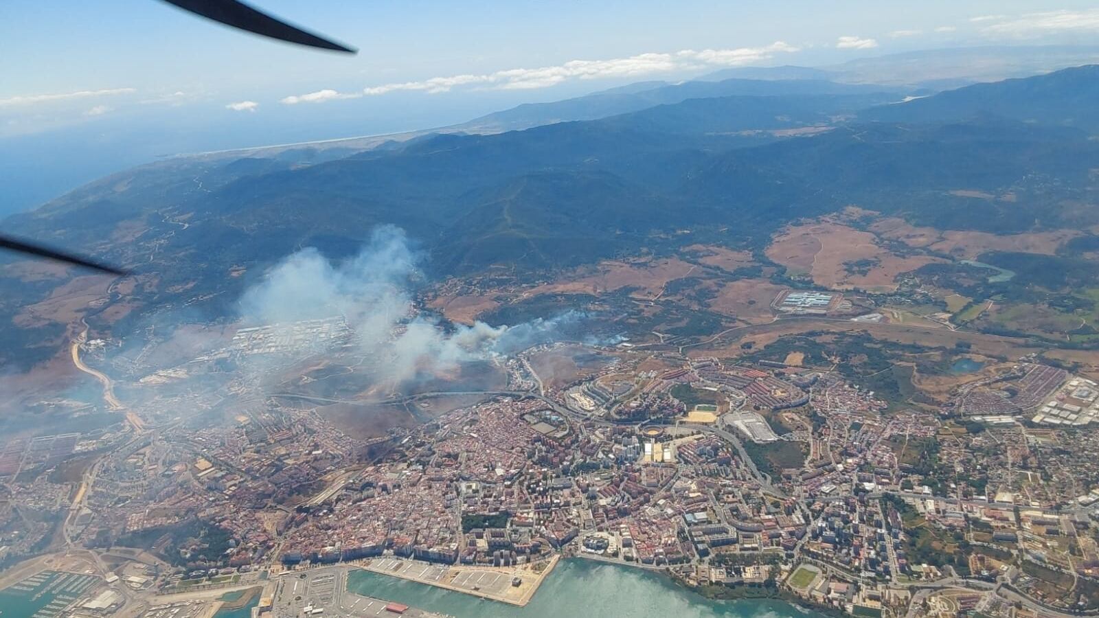 El incendio de Algeciras corta la circulación en tren y carretera (Plan_INFOCA)