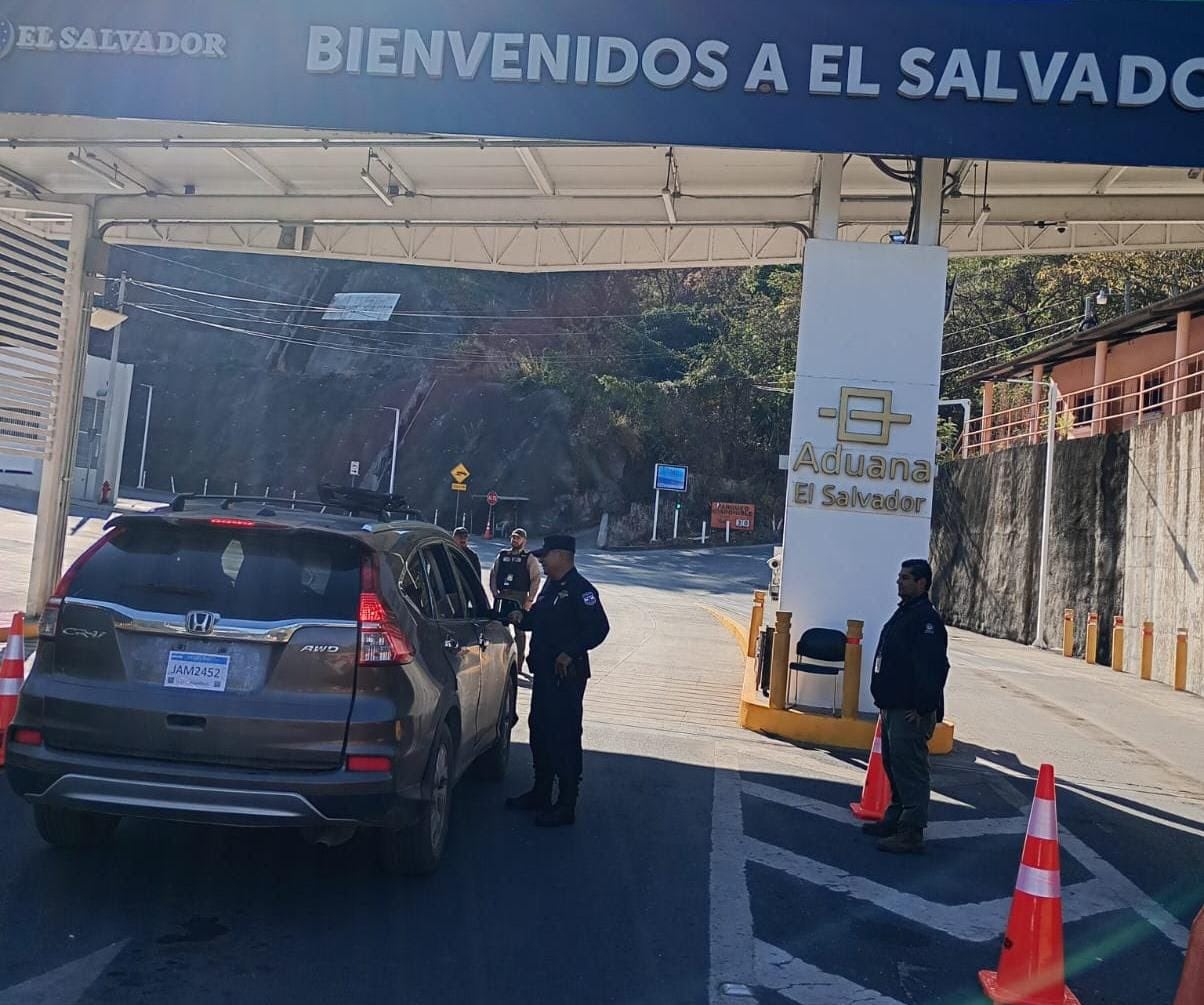 Visitantes internacionales reciben indicaciones de seguridad antes de ingresar a El Salvador para el espectáculo de Shakira./ (Foto X de PNC)
