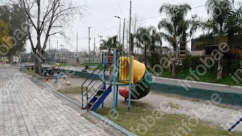 Un nene de 3 años se lesionó la mano en una calesita rota y condenaron al municipio: fue clave un informe pericial con Google Street View