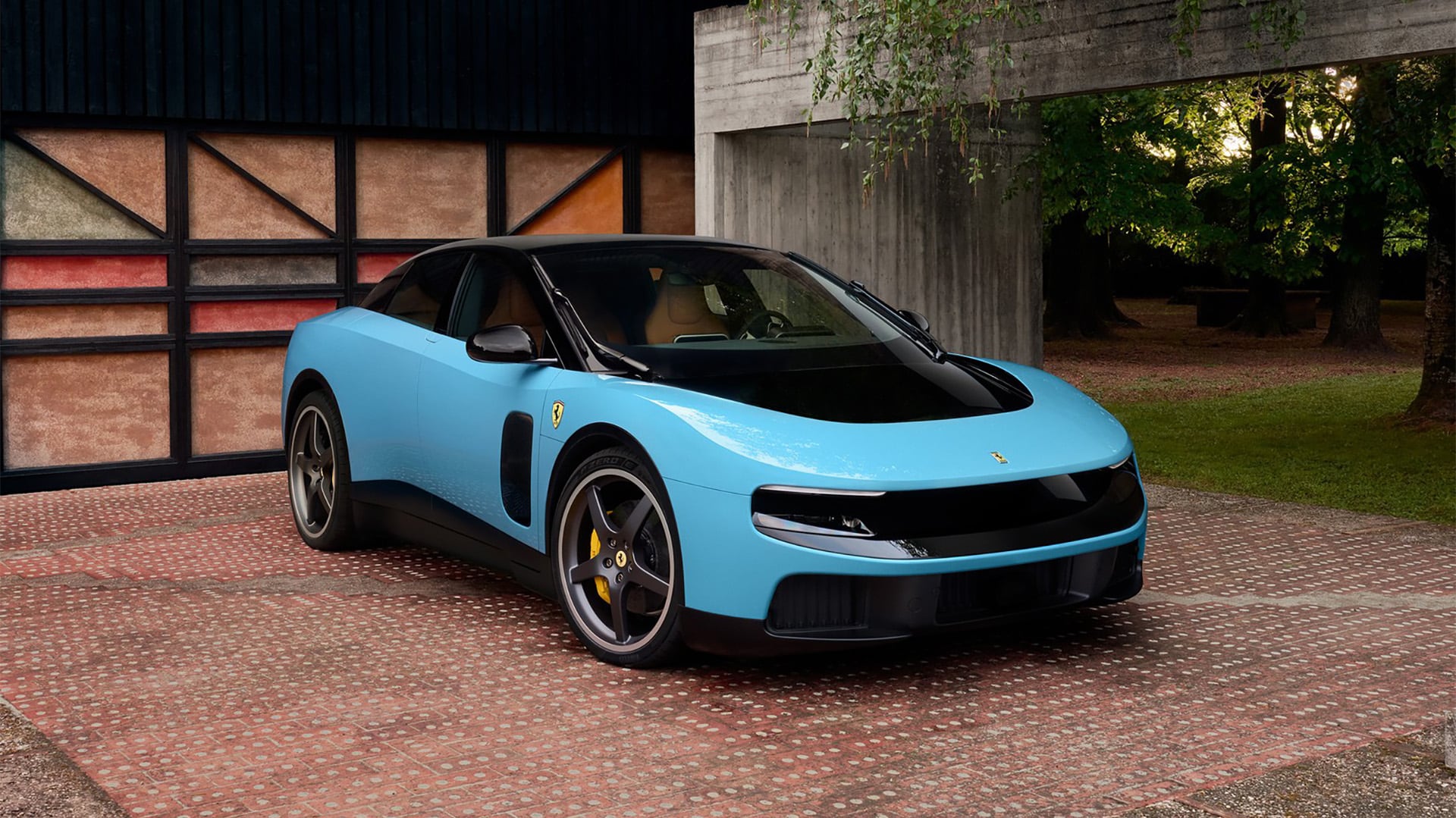 El nuevo Ferrari Luce fue exhibido en un color celeste bitono que tampoco es habitual en los modelos de la marca. (Ferrari)