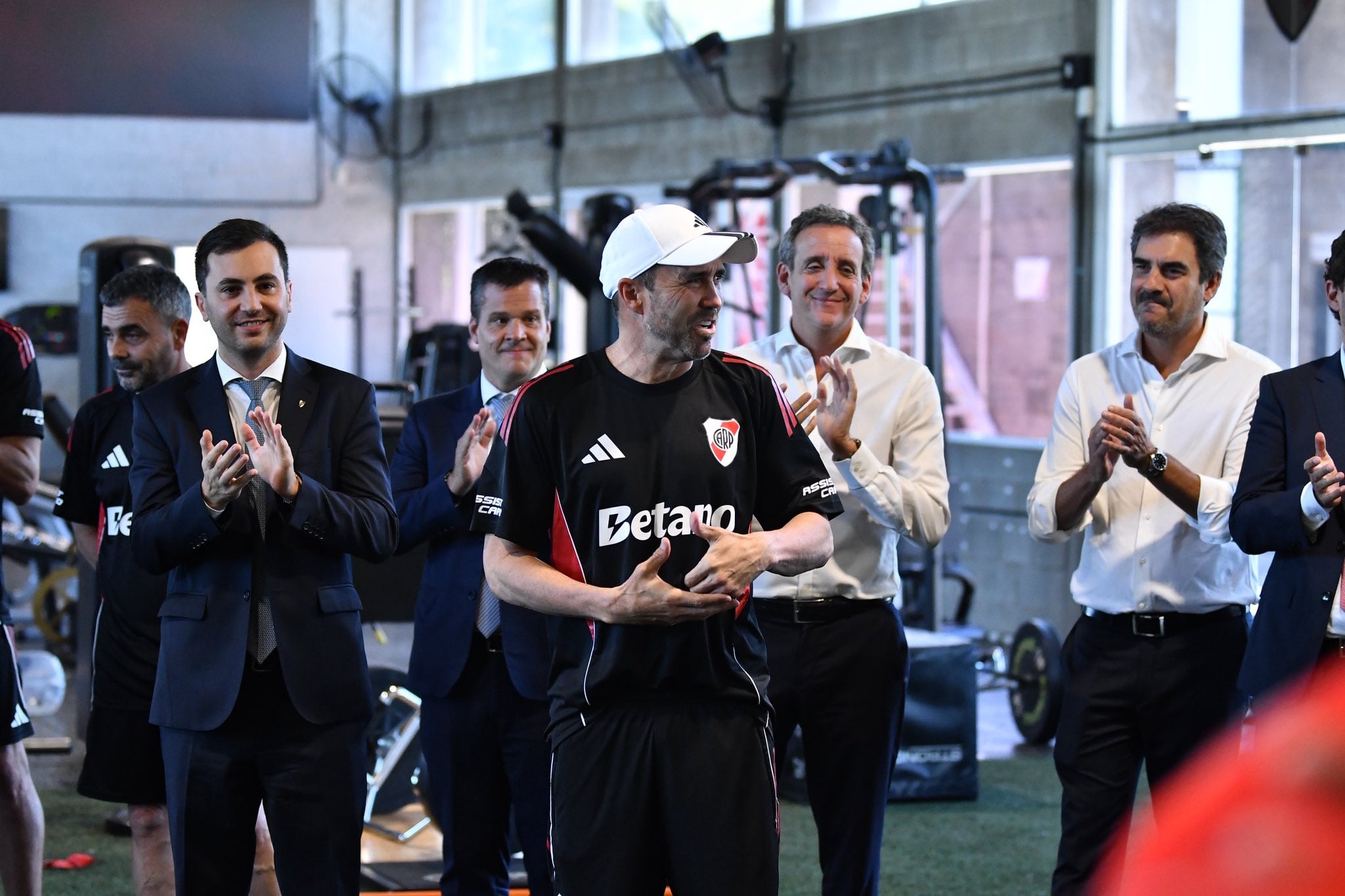 Coudet se presenta ante el plantel, con el respaldo de la dirigencia a sus espaldas