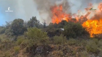 Un total de 20 medios y más de 170 personas continúan trabajando para extinguir el fuego de La Mierla