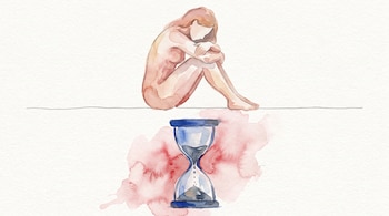 Ilustración acuarela de una figura femenina sentada sobre una línea, y debajo, un reloj de arena casi vacío con manchas de color rojo alrededor.