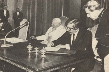 Seis años después, Dante Caputo, canciller del gobierno de Raúl Alfonsín, rubricó el acuerdo luego de la mediación del papa Juan pablo II. La firma del tratado de Paz y Amistad entre Argentina y Chile sucedió el 29 de noviembre de 1984 (Biblioteca del Congreso Nacional)