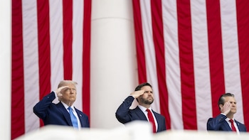 Trump rinde homenaje a los trece militares de EEUU muertos en la última ofensiva contra Irán