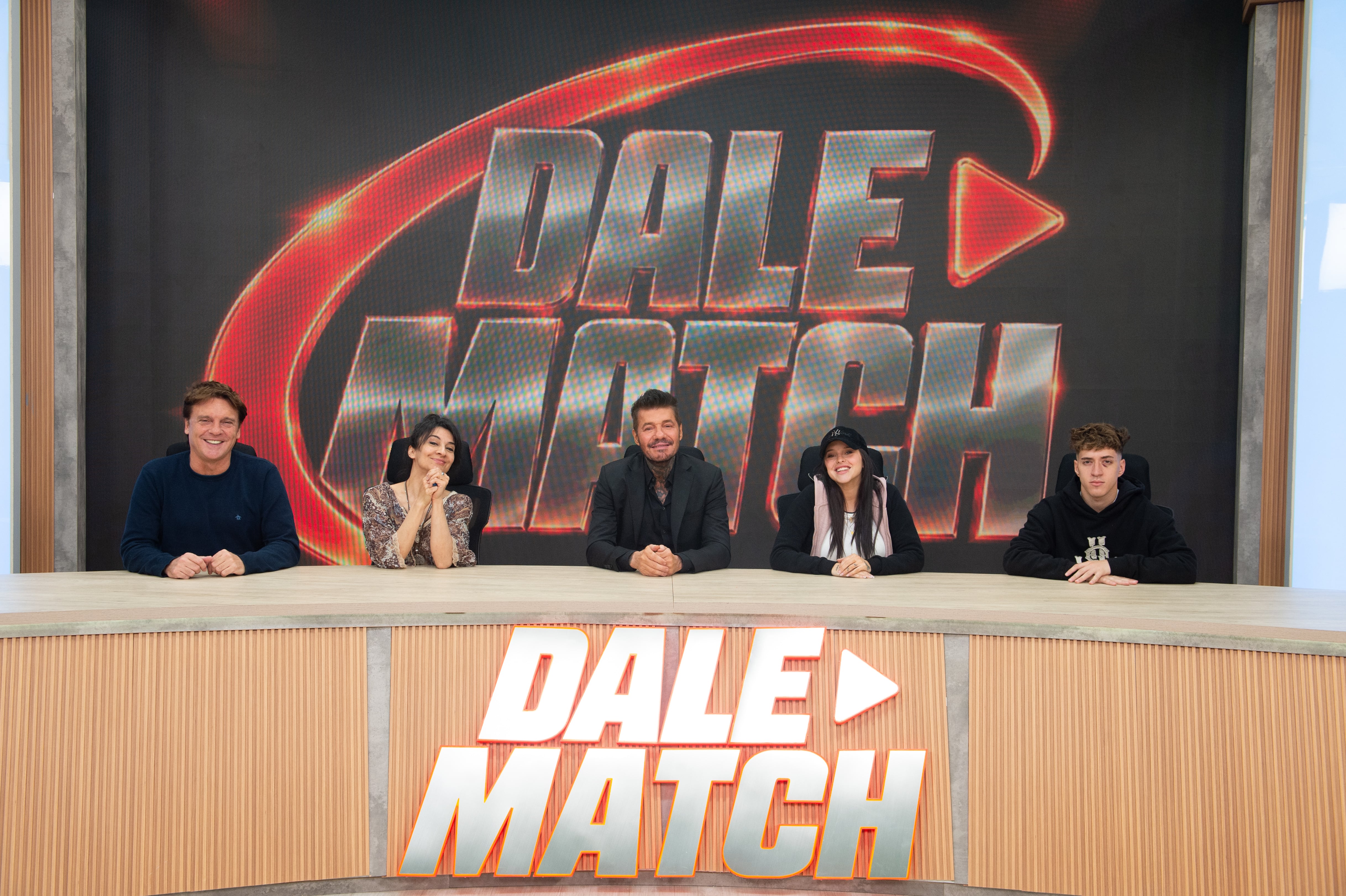 Marcelo Tinelli con parte del panel de Dale Match: Diego Castro, Anita Martínez, Carito Müller y Baulo (crédito: Jaime Olivos)