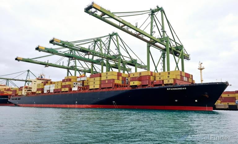 El portacontenedores Epaminondas, una de las naves atacadas en el Estrecho de Ormuz, logró continuar su trayecto pese a los daños sufridos durante el incidente, según informaron autoridades griegas. Tomada de www.vesselfinder.com