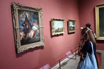 Una mujer mira el cuadro