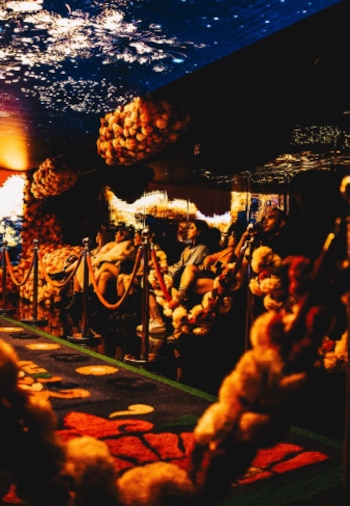 El recorrido no se presenta como una reconstrucción histórica, sino como una interpretación contemporánea de la cosmovisión mexica con iluminación, arte visual y tecnología. (Fantasy Lab - portal oficial)
