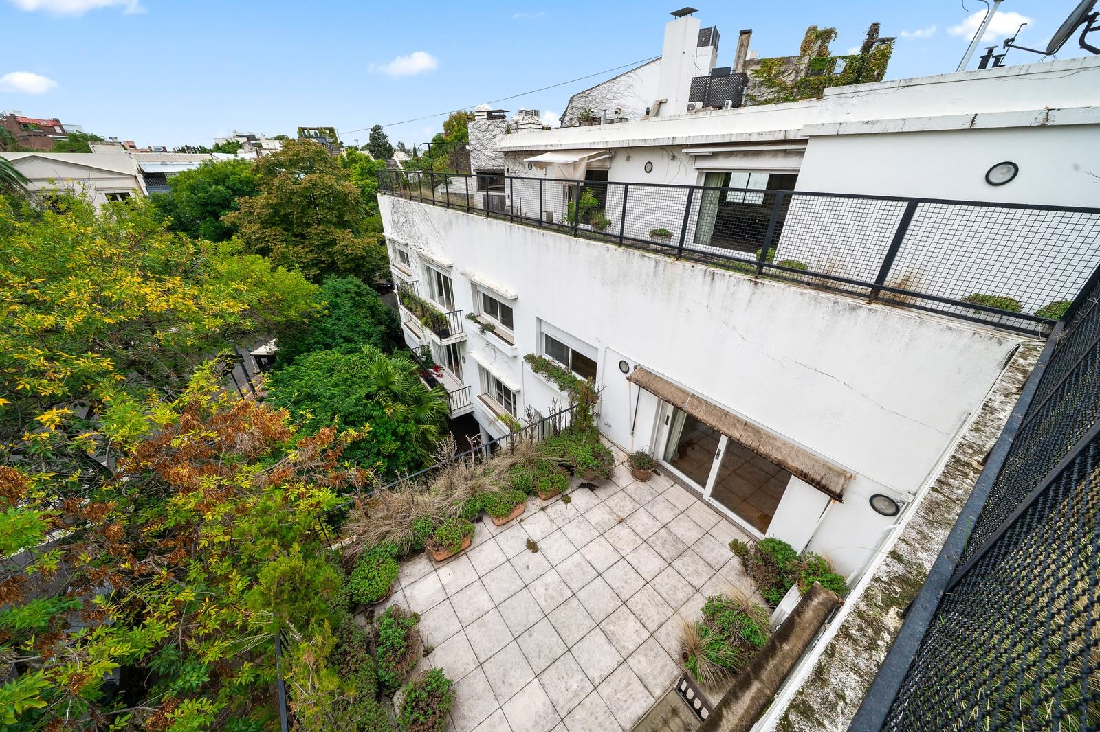 La propiedad, ubicada en Barrio Parque, también conocido como Palermo Chico; tiene 85 años de antigüedad y se encuentra en un sector destacado de la ciudad, próxima a embajadas