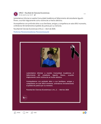 Publicación conmemorativa en fondo burdeos con una foto de Agustín Rivero sonriendo en chaqueta azul y negra, y un lazo de luto negro