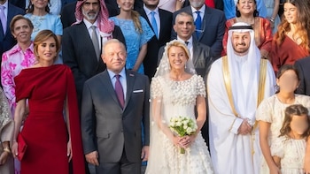 Rania de Jordania deslumbra en la boda de la princesa Sara con un vestido rojo con capa en el palacio en el que se casó su hijo