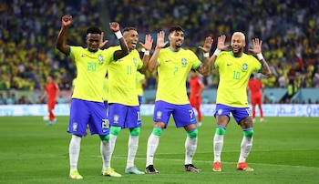 Fútbol - Copa Mundial de la FIFA Catar 2022 - Octavos de final - Brasil vs. Corea del Sur - Estadio 974, Doha, Catar - 5 de diciembre de 2022. Neymar, de Brasil, celebra el segundo gol con Vinicius Junior, Raphinha y Lucas Paquetá (REUTERS/Carl Recine TPX IMÁGENES DEL DÍA)