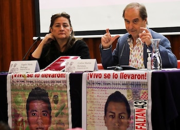 Carlos Beristain y Ángela Buitrago, miembros del Grupo Interdisciplinario de Expertos Independientes (GIEI), hablan con familiares durante una conferencia de prensa sobre los 43 estudiantes desaparecidos de la Escuela Normal de Ayotzinapa, en la oficina de la Comisión de Derechos Humanos del Distrito Federal, en Ciudad de México, México, 31 de marzo de 2023. REUTERS/Henry Romero