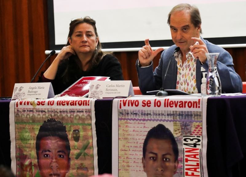 Carlos Beristain y Ángela Buitrago, miembros del Grupo Interdisciplinario de Expertos Independientes (GIEI), hablan con familiares durante una conferencia de prensa sobre los 43 estudiantes desaparecidos de la Escuela Normal de Ayotzinapa, en la oficina de la Comisión de Derechos Humanos del Distrito Federal, en Ciudad de México, México, 31 de marzo de 2023. REUTERS/Henry Romero