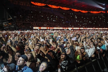 Fans ovacionan durante un concierto.