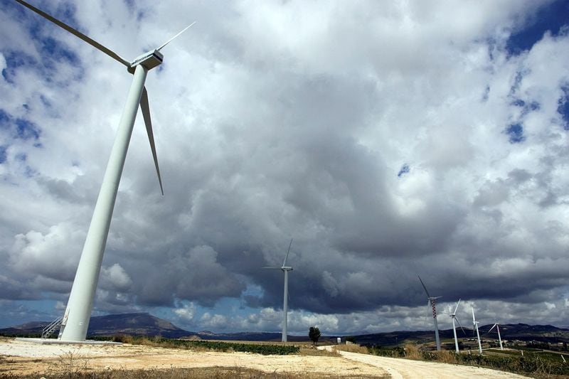 Chile, Brasil y Uruguay destacan por políticas públicas que aceleran la transición energética sin comprometer la seguridad eléctrica. REUTERS/Giuseppe Piazza