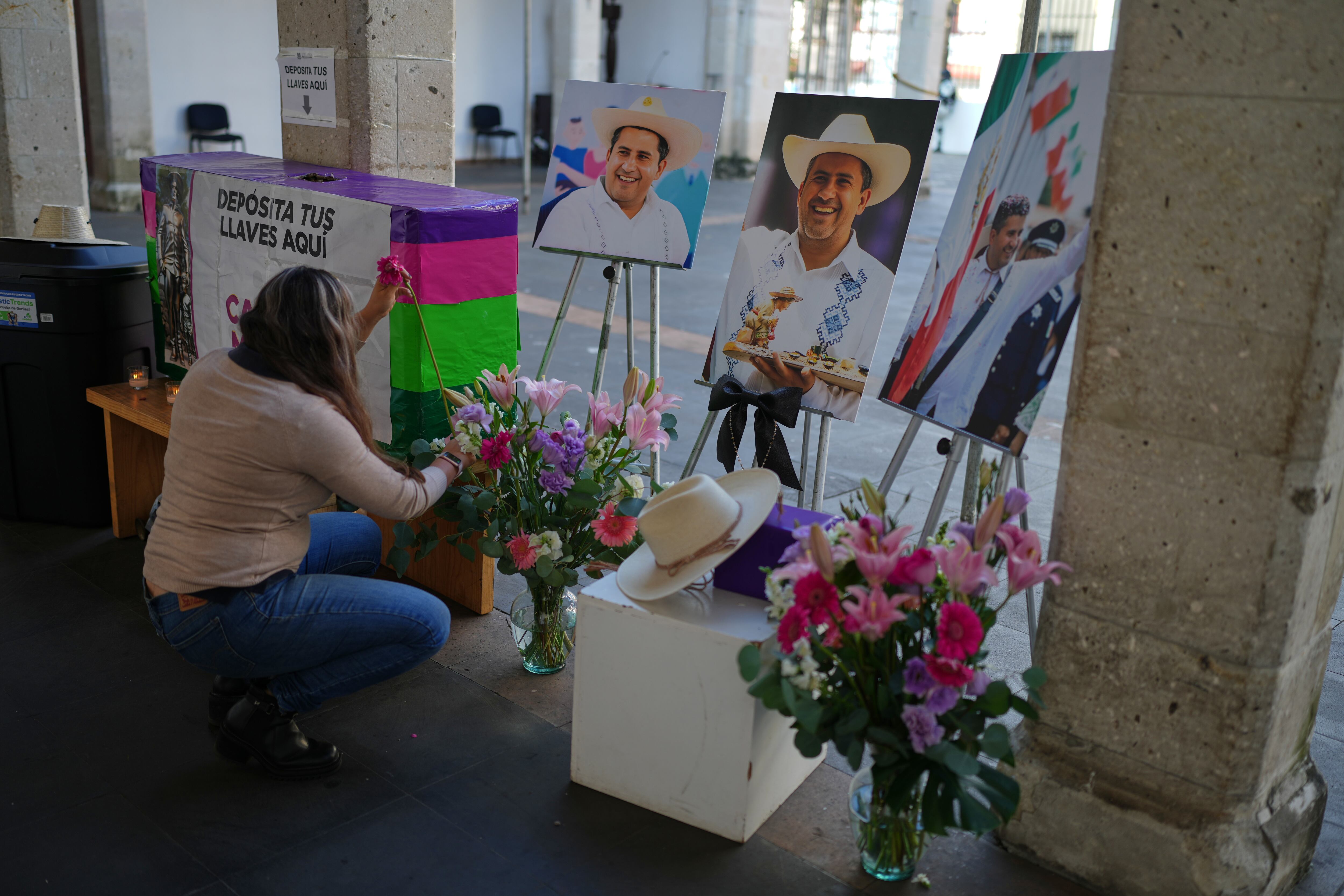 Se levanta un monumento en honor al alcalde asesinado Carlos Manzo Rodríguez en Uruapan, México, el viernes 21 de noviembre de 2025, mientras los fiscales del estado de Michoacán detienen a los sospechosos de su asesinato. (Foto AP/Eduardo Verdugo)