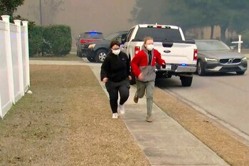 Carolina del Sur reporta 163 incendios forestales activos, incluyendo uno que ha consumido 647 hectáreas cerca de Myrtle Beach. (WMBF-TV/AP)