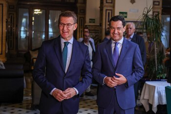 El presidente del PP y candidato a la Presidencia del Gobierno, Alberto Núñez Feijóo junto al presidente de la Junta de Andalucía, Juanma Moreno (Joaquin Corchero / Europa Press)