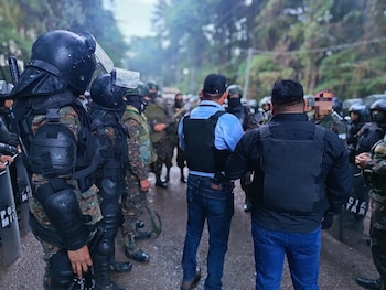 El operativo cuenta con el apoyo del Ejército de Guatemala y fuerzas de seguridad civil para fortalecer los controles penitenciarios. (Cortesía: Ejército de Guatemala)