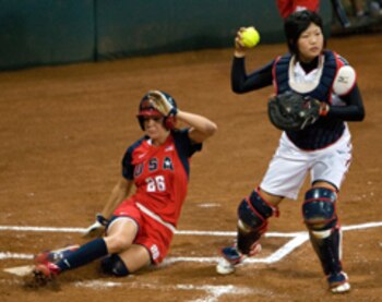 Japanese catcher Yukiyo Mine (R)