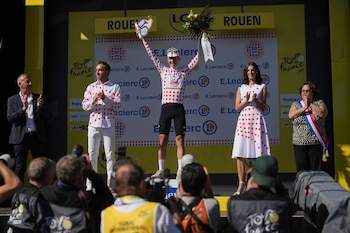 El esloveno Tadej Pogacar porta el maillot al mejor escalador en el podio tras ganar la cuarta etapa del Tour de Francia entre Amiens y Ruan el martes 8 de julio del 2025 - crédito Thibault Camus / AP Foto