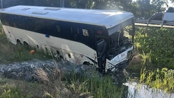Autobús volcado tras grave accidente en carretera de Estados Unidos