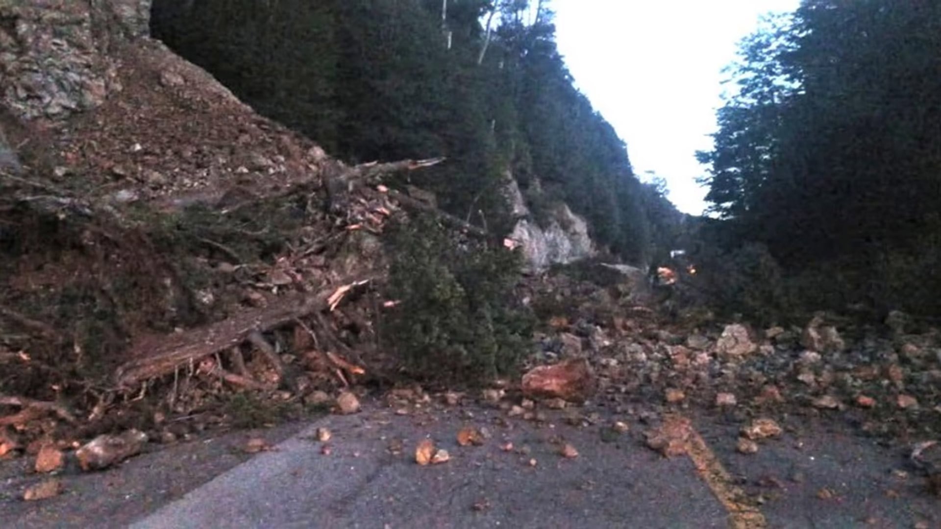 Vialidad Nacional dispuso un corte total en ambas manos de la Ruta 40 desde la mañana y desplegó maquinaria pesada para despejar la calzada.